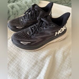 Women’s Black/White Clifton 8 Hokas size 5.5 🖤